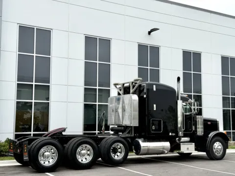 More photos of 2001 PETERBILT 379 at Forge Truck Centers - Illinois, IL