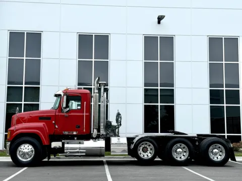 More photos of 2008 MACK CHU613 at Forge Truck Centers - Illinois, IL