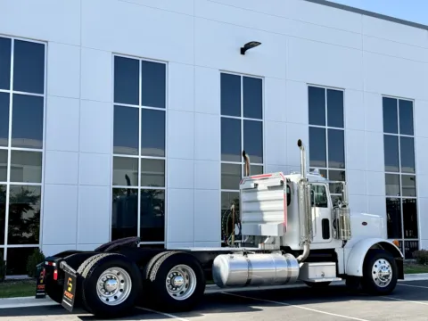 More photos of 2007 PETERBILT 379 at Forge Truck Centers - Illinois, IL