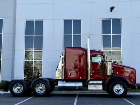 Another view of 2016 KENWORTH T800 for sale in New Lenox, IL at Forge Truck Centers - Illinois