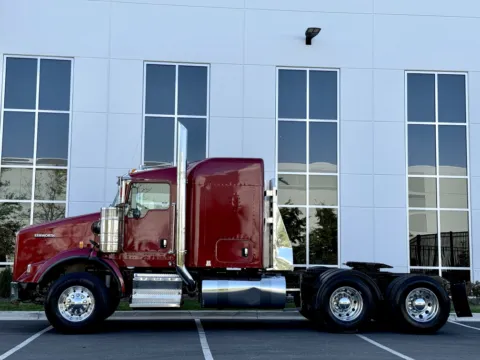 More photos of 2016 KENWORTH T800 at Forge Truck Centers - Illinois, IL