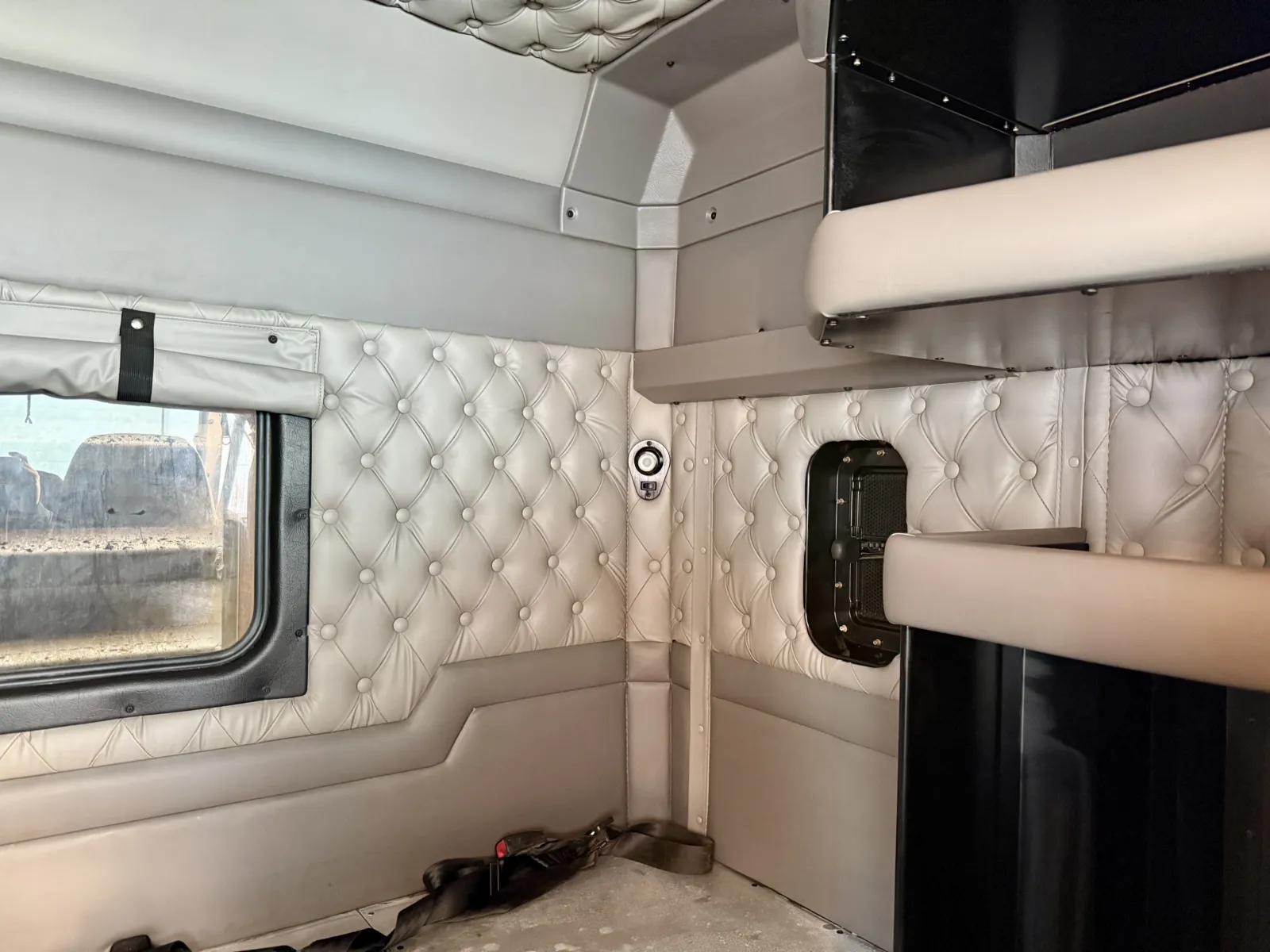 2016 Kenworth T800 - image 24