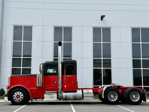 More photos of 2016 PETERBILT 389 at Forge Truck Centers - Illinois, IL