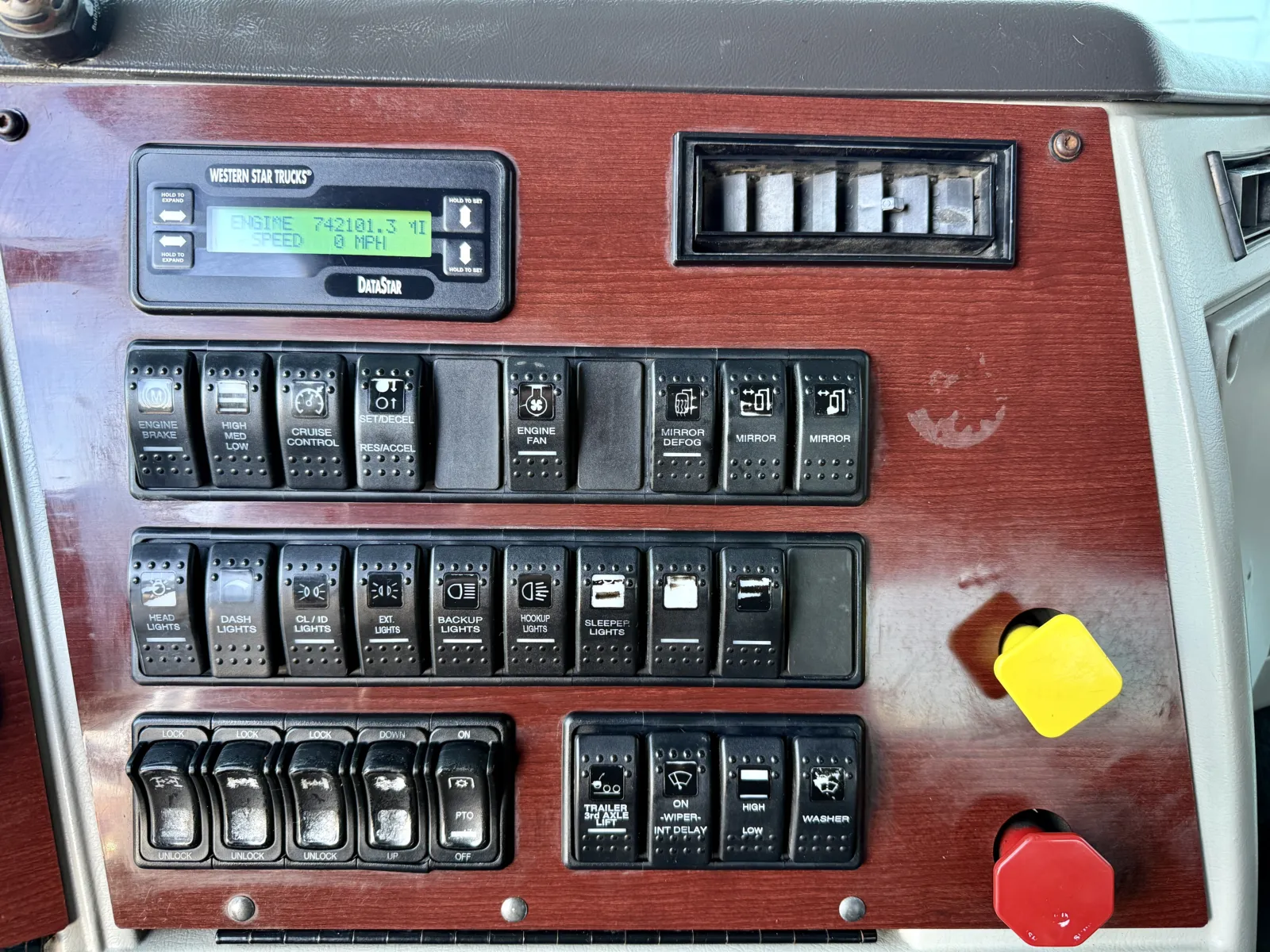 2014 Western Star 4900 - image 18