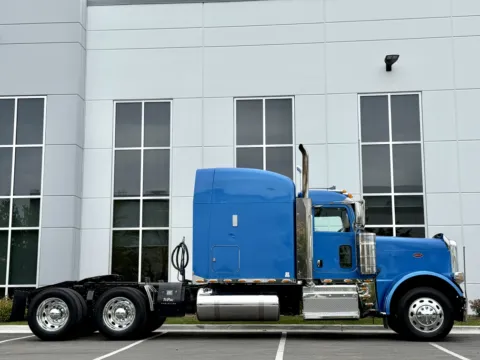 Another view of 2015 PETERBILT 389 for sale in New Lenox, IL at Forge Truck Centers - Illinois