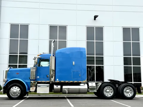 More photos of 2015 PETERBILT 389 at Forge Truck Centers - Illinois, IL