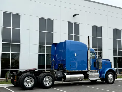 More photos of 2015 PETERBILT 389 at Forge Truck Centers - Illinois, IL