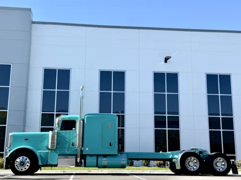 More photos of 2023 PETERBILT 389 at Forge Truck Centers - Illinois, IL