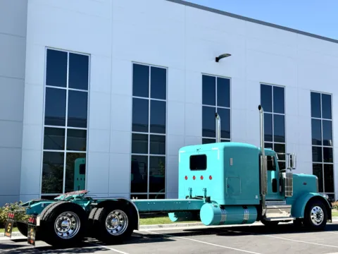 More photos of 2023 PETERBILT 389 at Forge Truck Centers - Illinois, IL