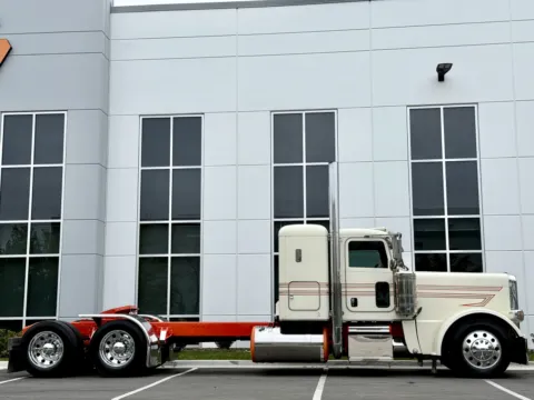 Another view of 2018 PETERBILT 389 for sale in New Lenox, IL at Forge Truck Centers - Illinois