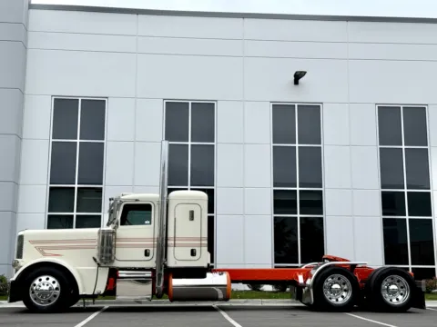 More photos of 2018 PETERBILT 389 at Forge Truck Centers - Illinois, IL
