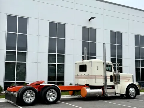 More photos of 2018 PETERBILT 389 at Forge Truck Centers - Illinois, IL