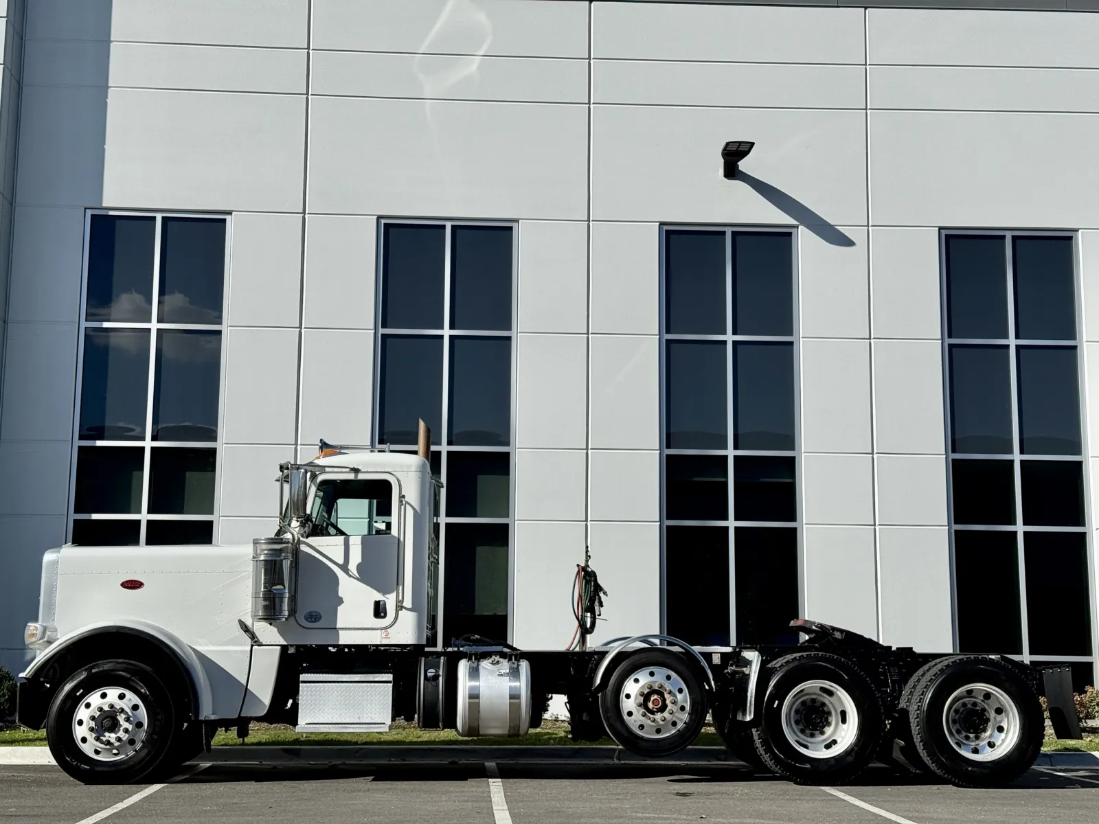 2020 Peterbilt 389 - image 4