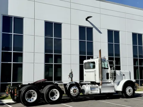 More photos of 2020 PETERBILT 389 at Forge Truck Centers - Illinois, IL