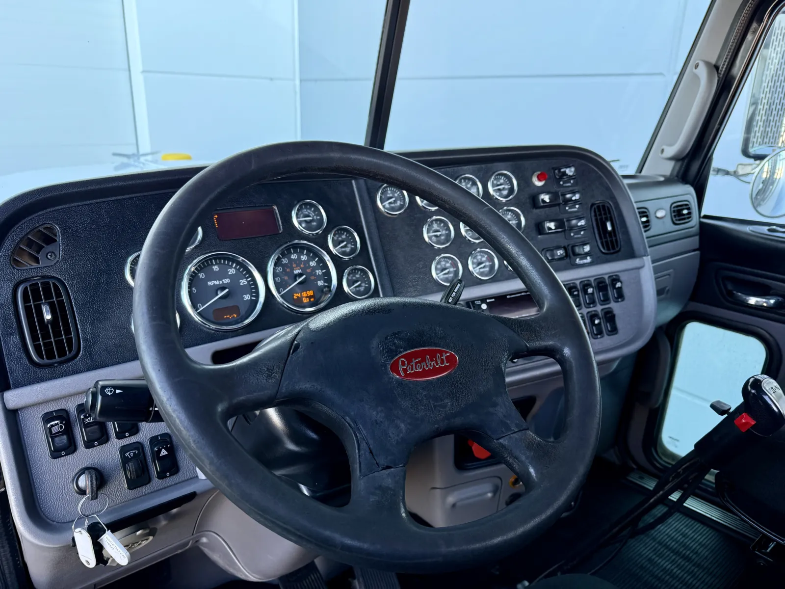 2020 Peterbilt 389 - image 15
