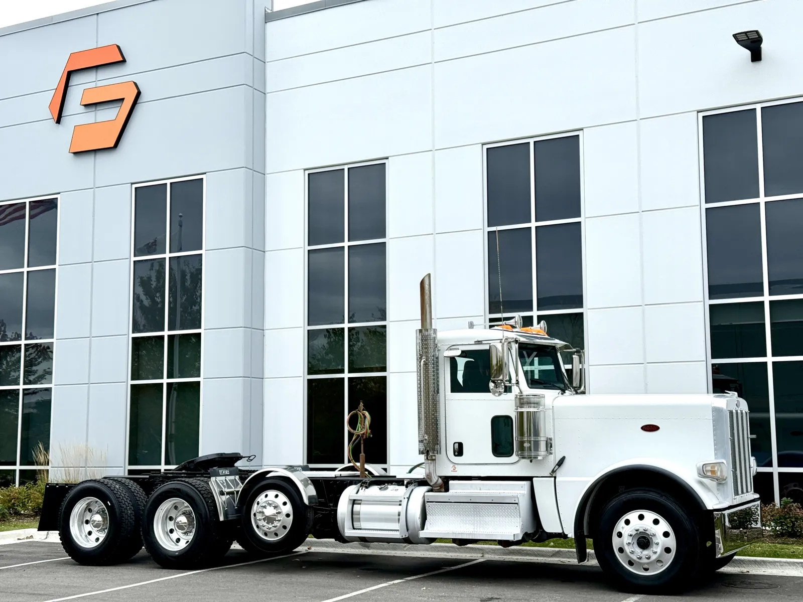 2020 Peterbilt 389 - image 2