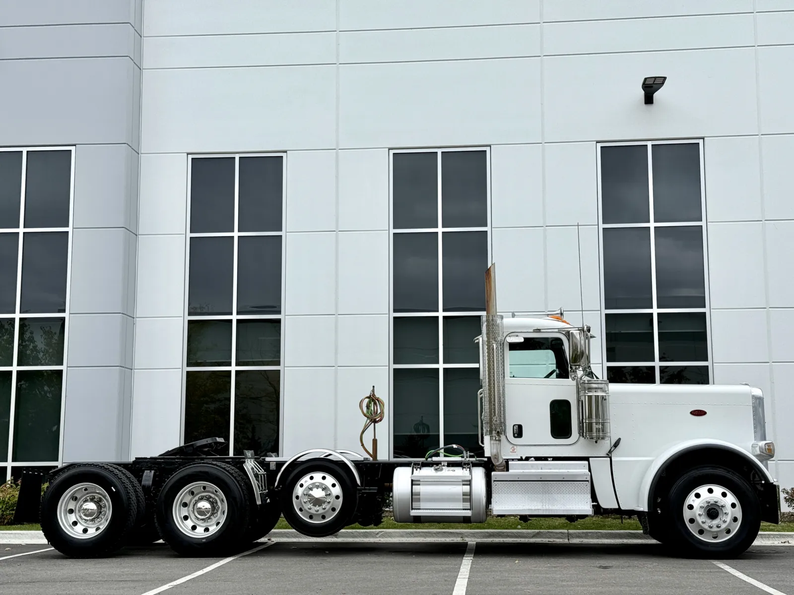 2020 Peterbilt 389 - image 3