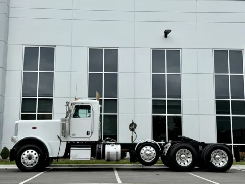 More photos of 2020 PETERBILT 389 at Forge Truck Centers - Illinois, IL