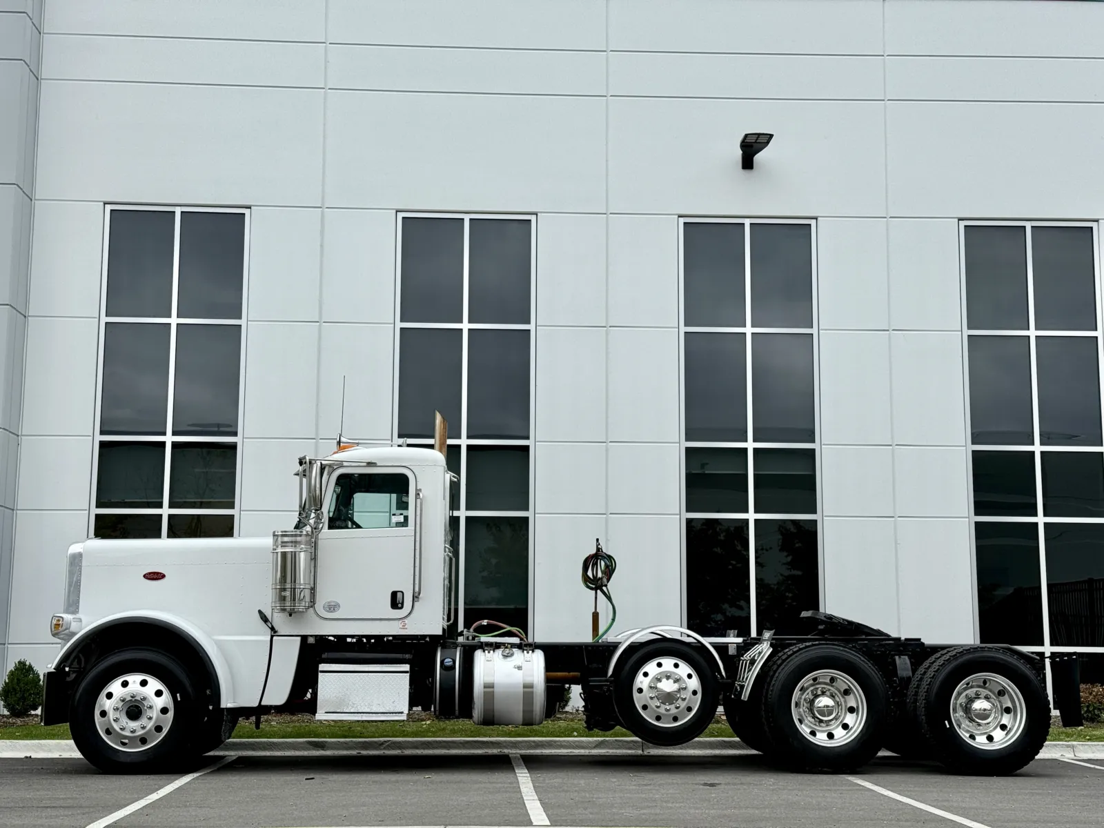 2020 Peterbilt 389 - image 4