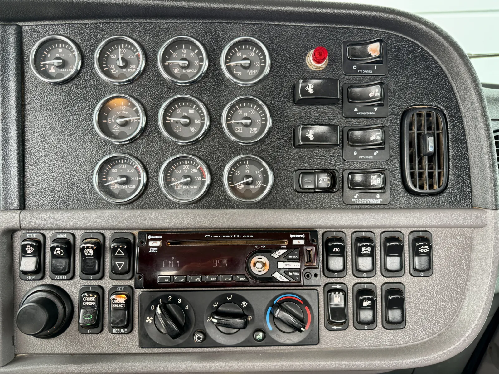 2020 Peterbilt 389 - image 17