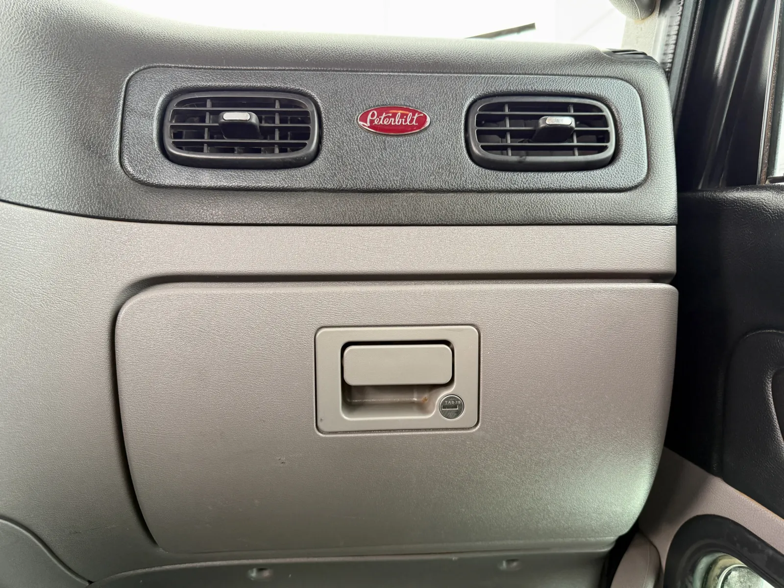 2020 Peterbilt 389 - image 18