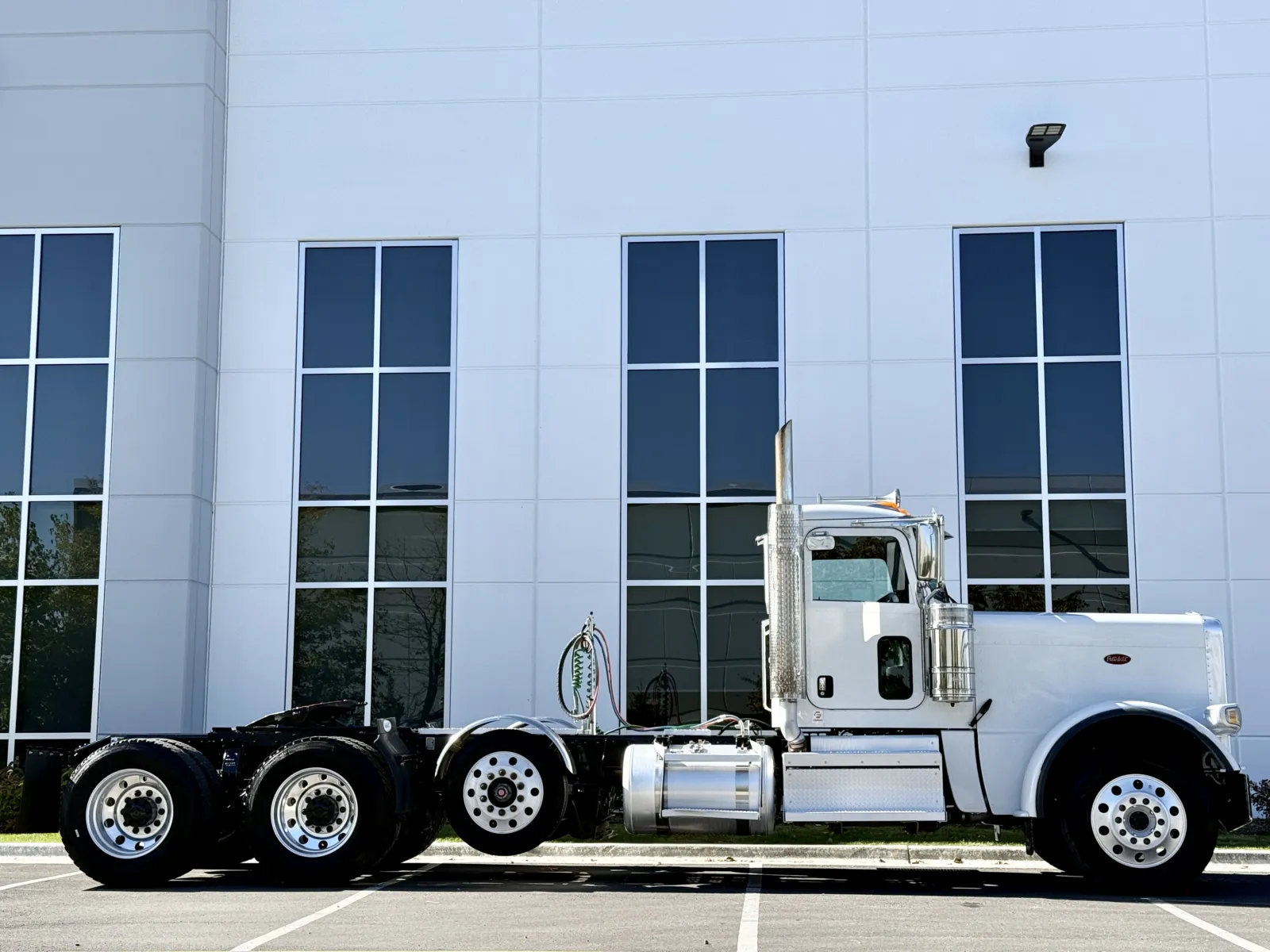 2020 Peterbilt 389 - image 3