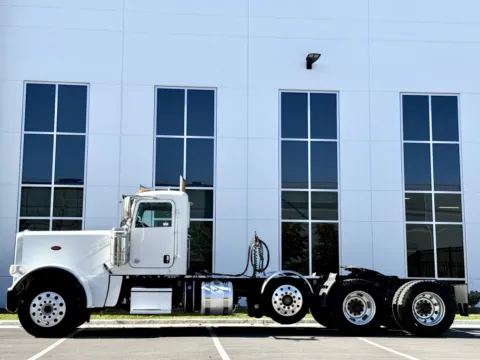 More photos of 2020 PETERBILT 389 at Forge Truck Centers - Illinois, IL