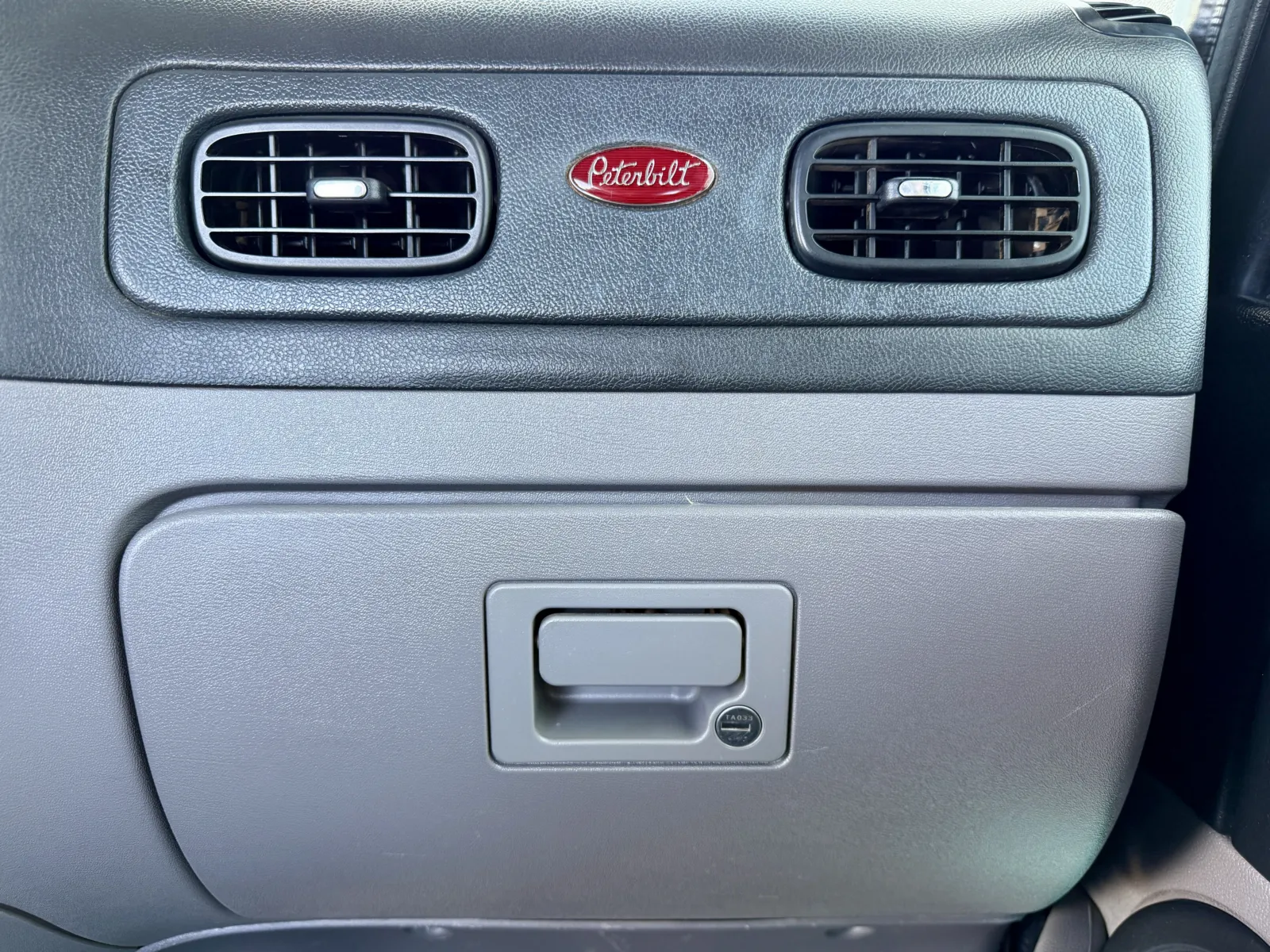 2020 Peterbilt 389 - image 19