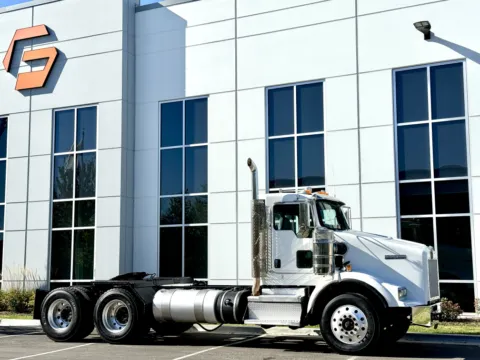 Photos of 2019 KENWORTH T800 for sale in New Lenox, IL at Forge Truck Centers - Illinois