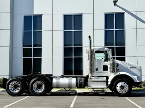 Another view of 2019 KENWORTH T800 for sale in New Lenox, IL at Forge Truck Centers - Illinois
