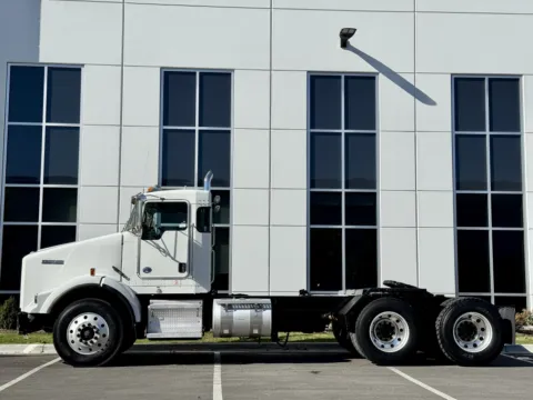 More photos of 2019 KENWORTH T800 at Forge Truck Centers - Illinois, IL