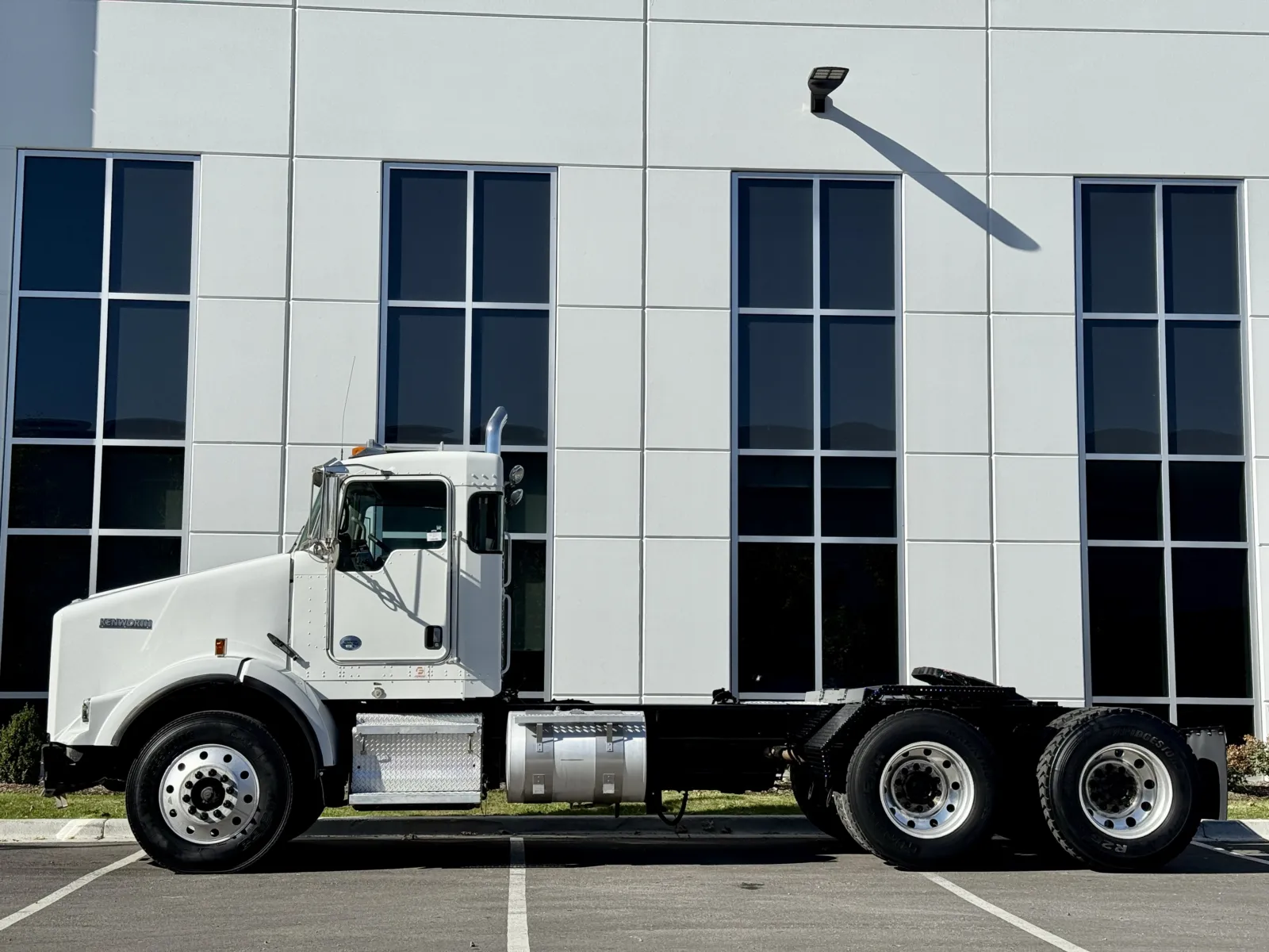 2019 Kenworth T800 - image 4