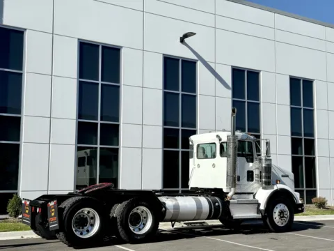 More photos of 2019 KENWORTH T800 at Forge Truck Centers - Illinois, IL