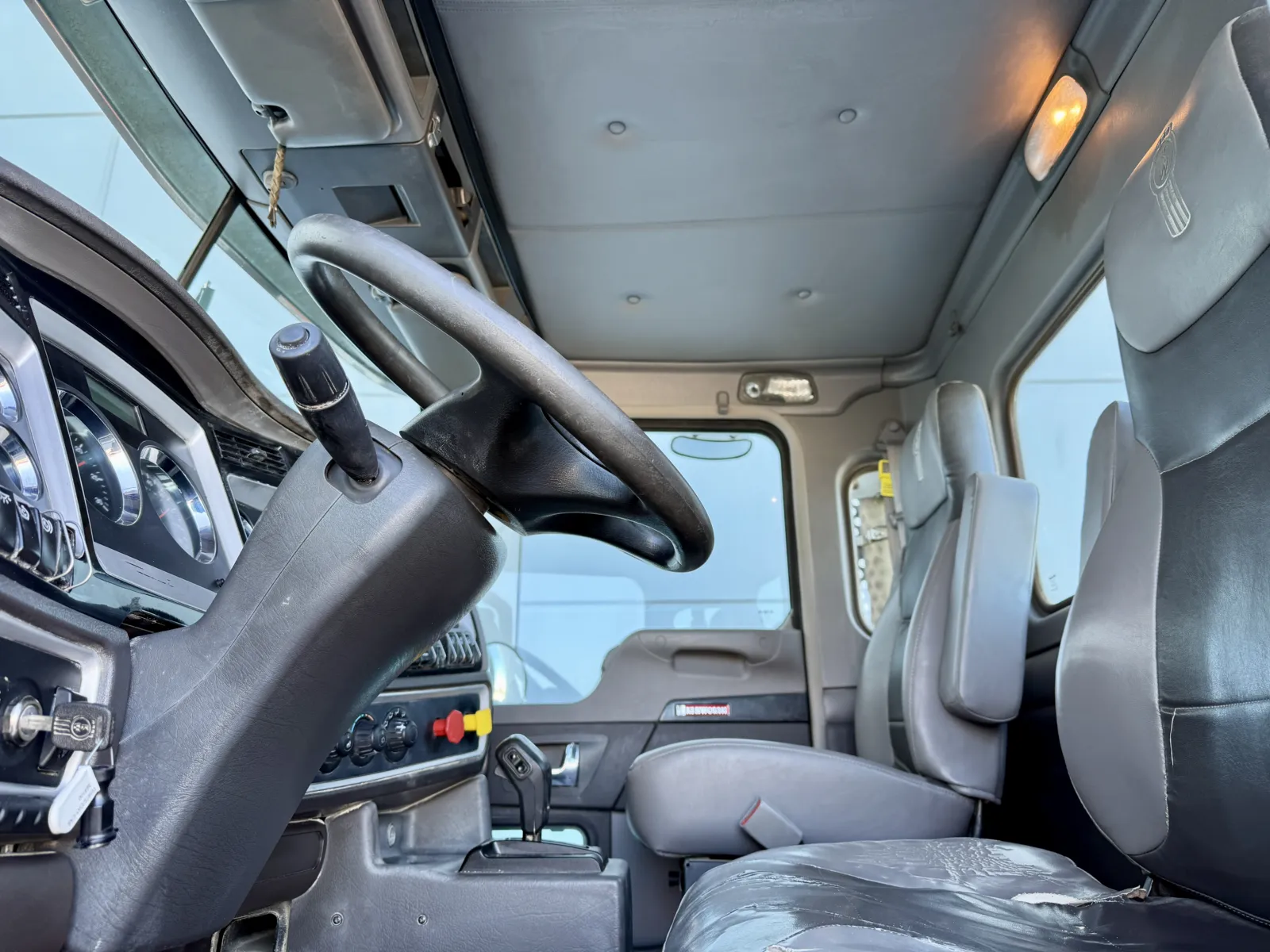 2019 Kenworth T800 - image 14