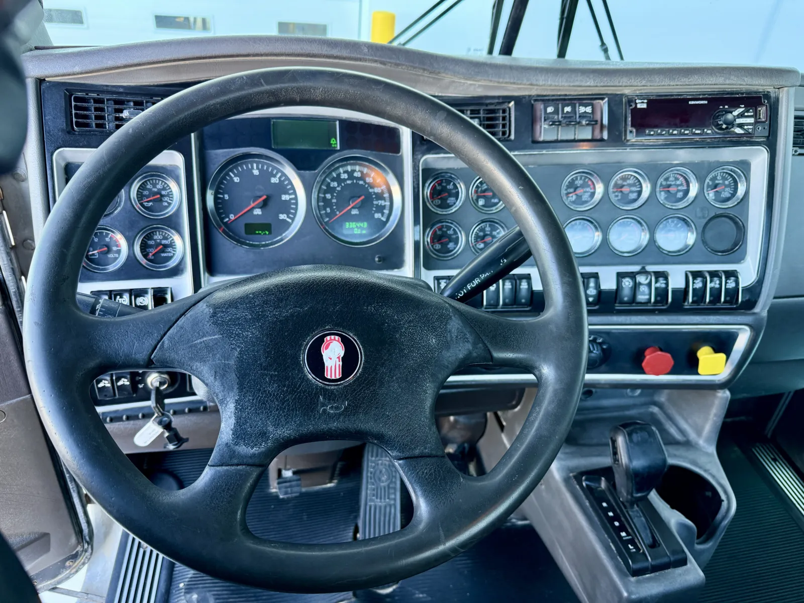 2019 Kenworth T800 - image 16