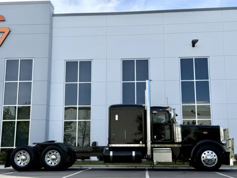 Another view of 2016 PETERBILT 389 for sale in New Lenox, IL at Forge Truck Centers - Illinois