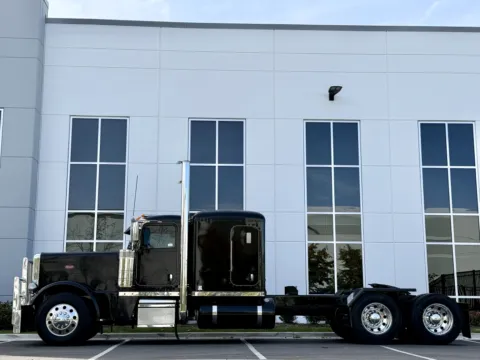 More photos of 2016 PETERBILT 389 at Forge Truck Centers - Illinois, IL
