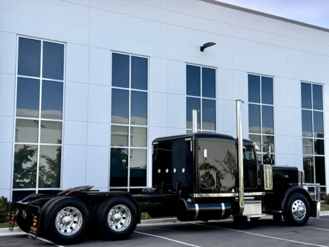 More photos of 2016 PETERBILT 389 at Forge Truck Centers - Illinois, IL