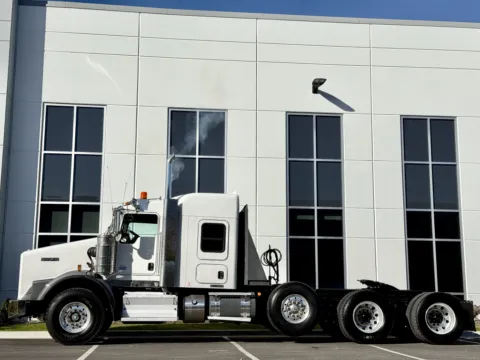 More photos of 2012 KENWORTH T800 at Forge Truck Centers - Illinois, IL