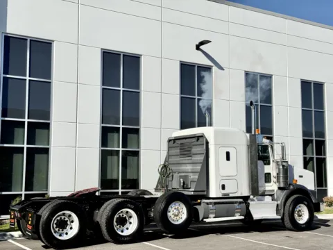 More photos of 2012 KENWORTH T800 at Forge Truck Centers - Illinois, IL