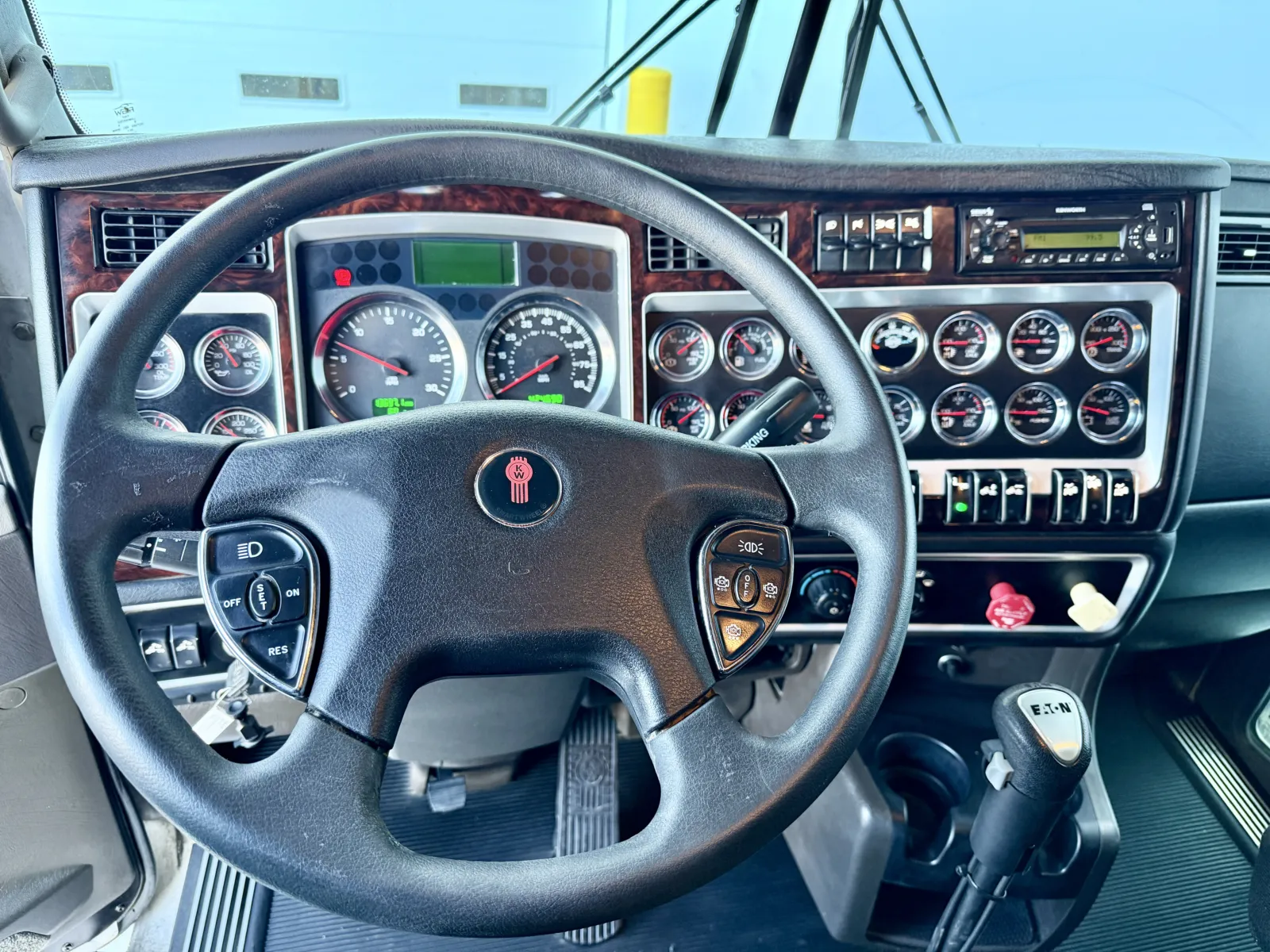 2012 Kenworth T800 - image 16