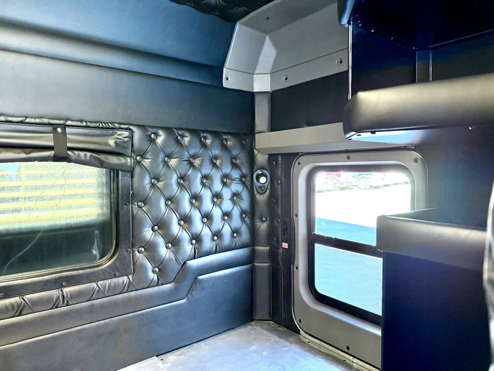 2012 Kenworth T800 - image 24