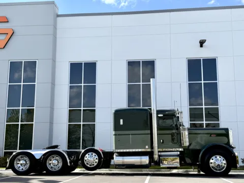 Another view of 2019 PETERBILT 389 for sale in New Lenox, IL at Forge Truck Centers - Illinois