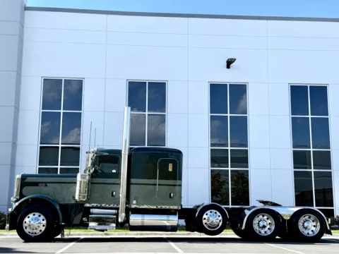 More photos of 2019 PETERBILT 389 at Forge Truck Centers - Illinois, IL