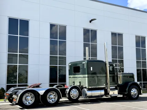 More photos of 2019 PETERBILT 389 at Forge Truck Centers - Illinois, IL