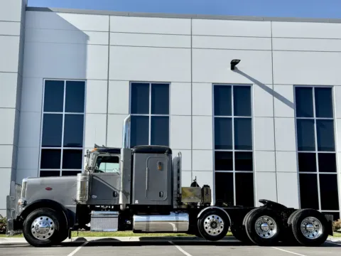 More photos of 2014 PETERBILT 388 at Forge Truck Centers - Illinois, IL
