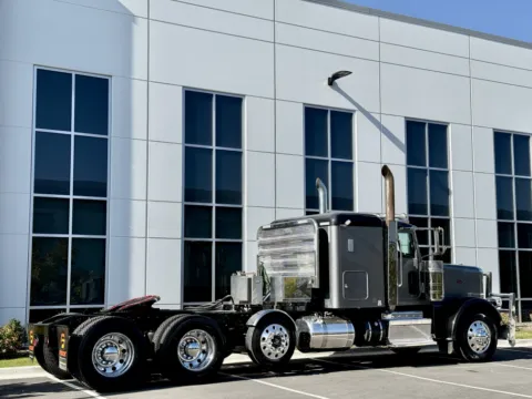 More photos of 2014 PETERBILT 388 at Forge Truck Centers - Illinois, IL