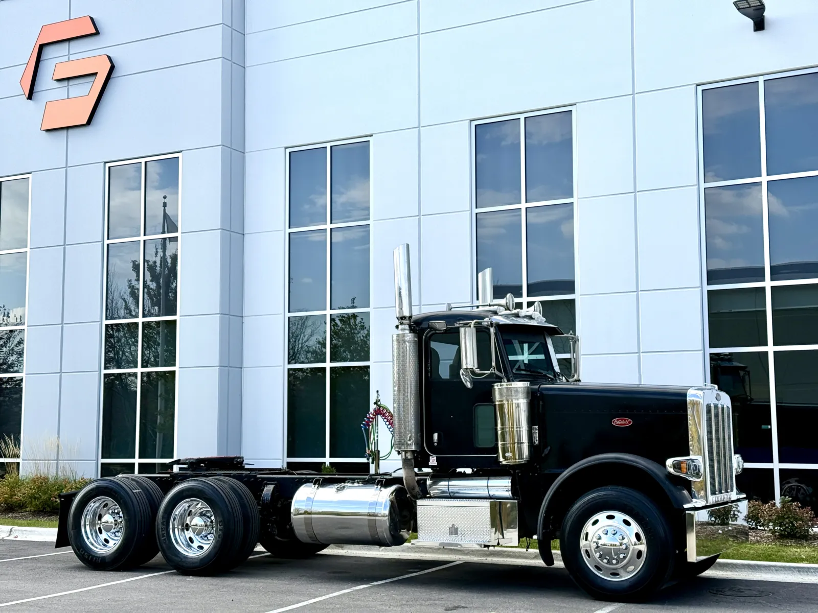 2010 Peterbilt - image 2
