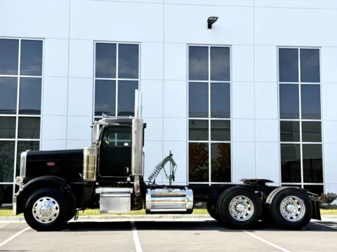 More photos of 2010 PETERBILT 388 at Forge Truck Centers - Illinois, IL
