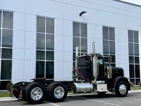More photos of 2010 PETERBILT 388 at Forge Truck Centers - Illinois, IL